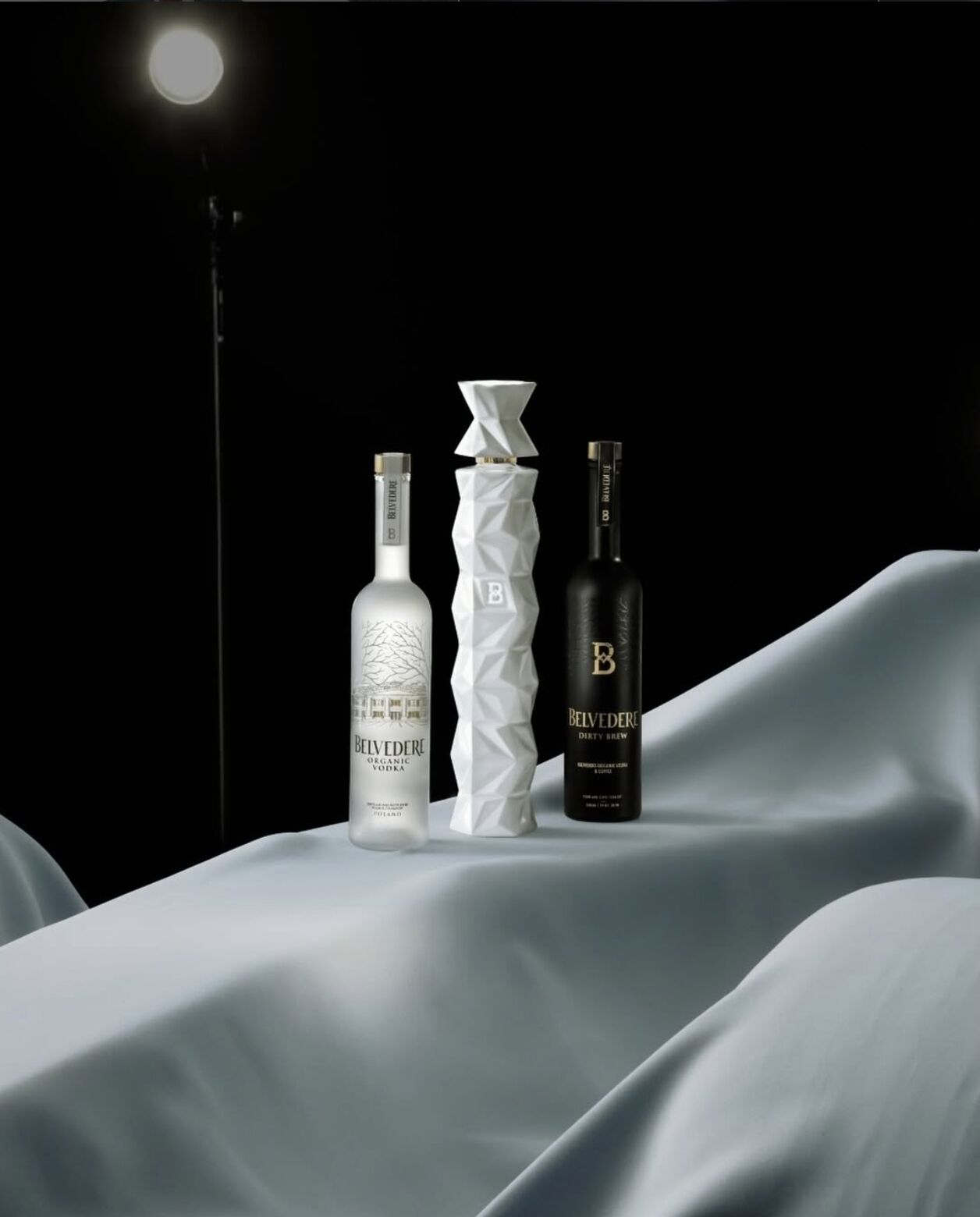Gamme Belvedere sous un projecteur, posée sur un drapé de satin